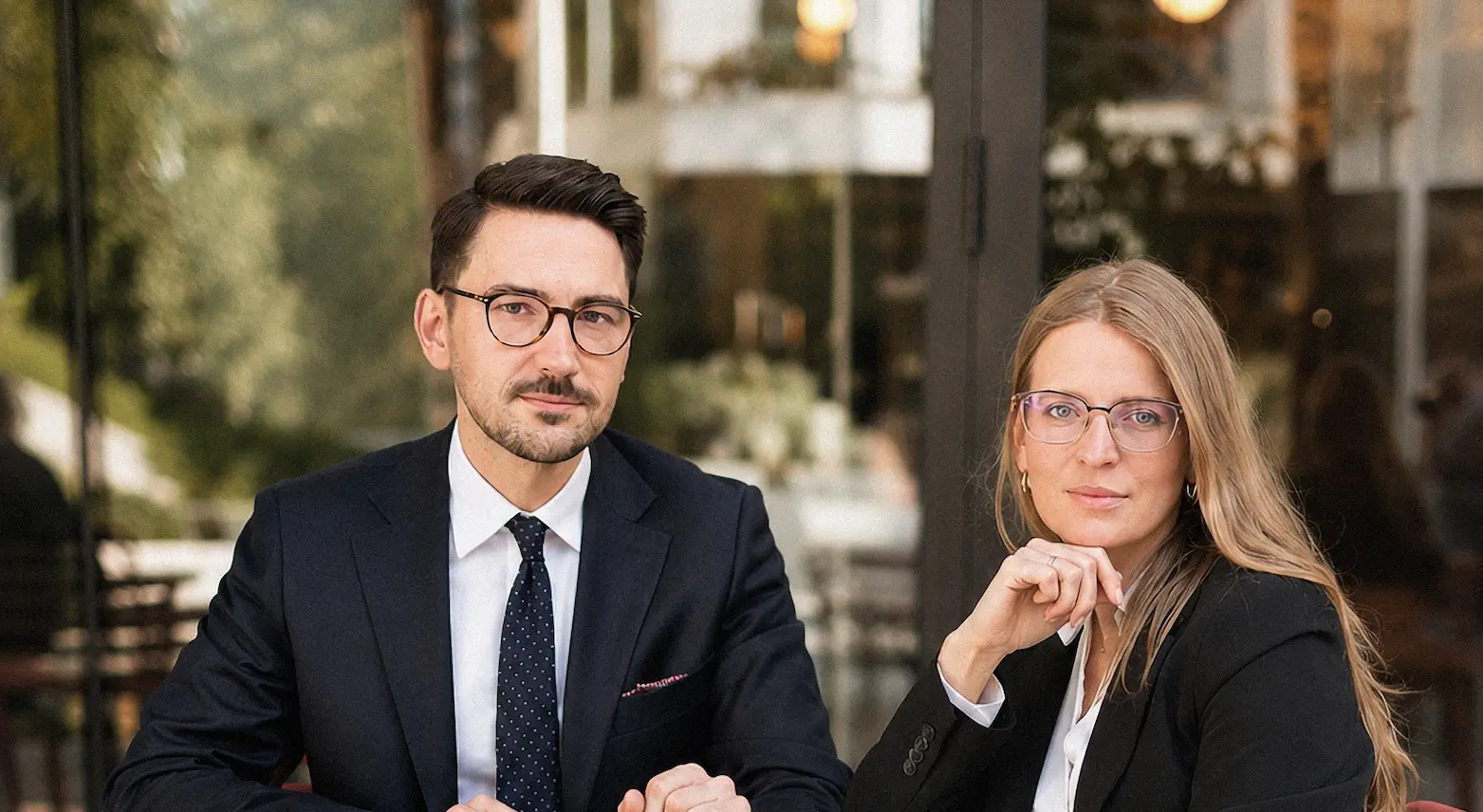 Katarzyna Jakubczak-Fopke i Dawid Marko przed siedzibą kancelarii